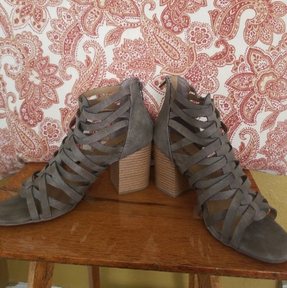 Like new Maurices sandals - Picture 2 of 3